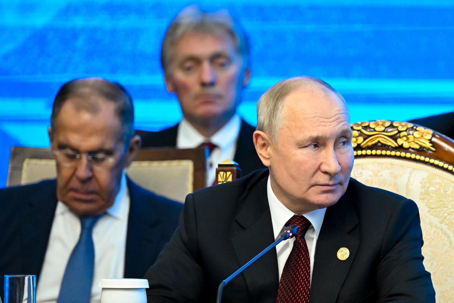 Kremls talesperson Dmitrij Peskov i bakgrunden säger det Putin och Lavrov vill.