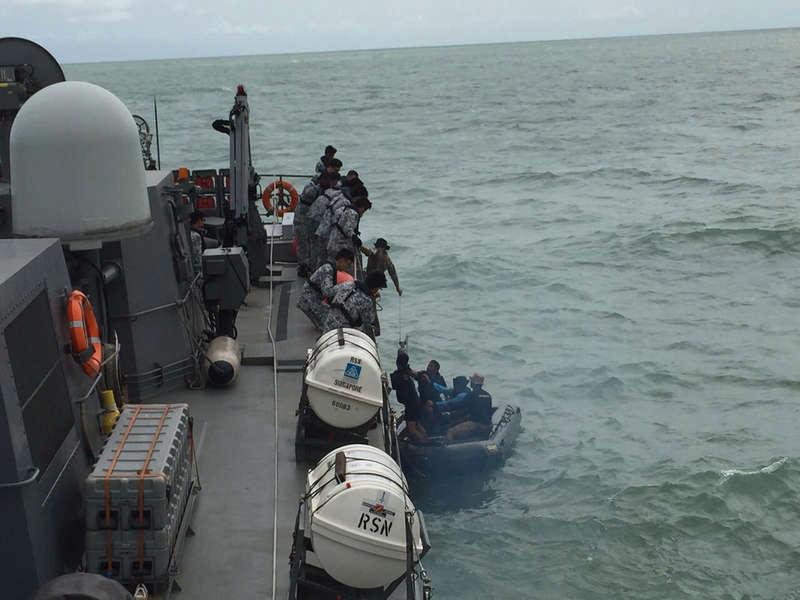 En indonesisk militärbåt plockar upp delar från det störtade planet QZ8501. Hittills har 30 kroppar återfunnits.