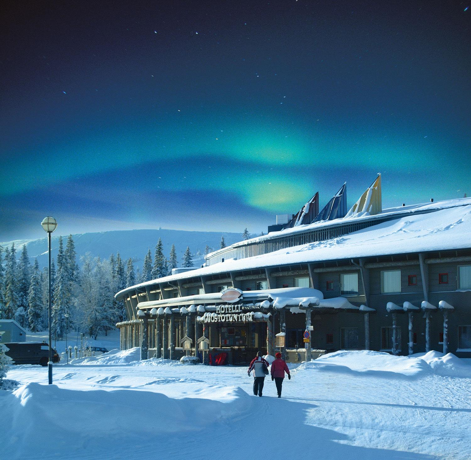 Lapland Hotel Luostotunturi ligger i Sodankylä i Finland och ät oen samisk stugby omgiven av silvertallar. Luosto är ett av de bästa resmålen i världen att beundra norrskenet från.