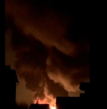 Lågor och rök från en av explosionerna vid en oljedepå i Kiev.
