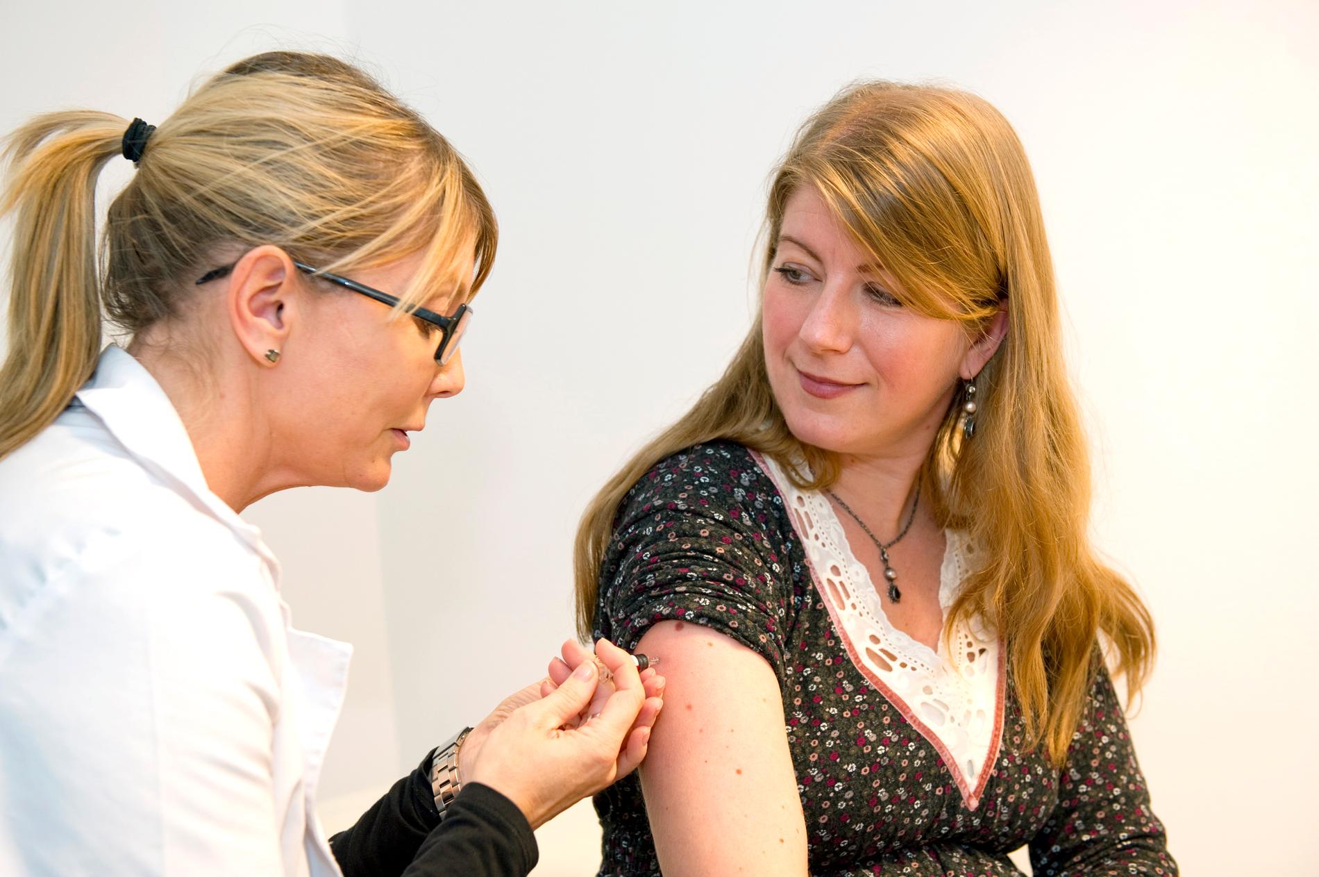 Aftonbladets reporter vaccinerar sig mot influensan. Men svenskarna är tveksamma.