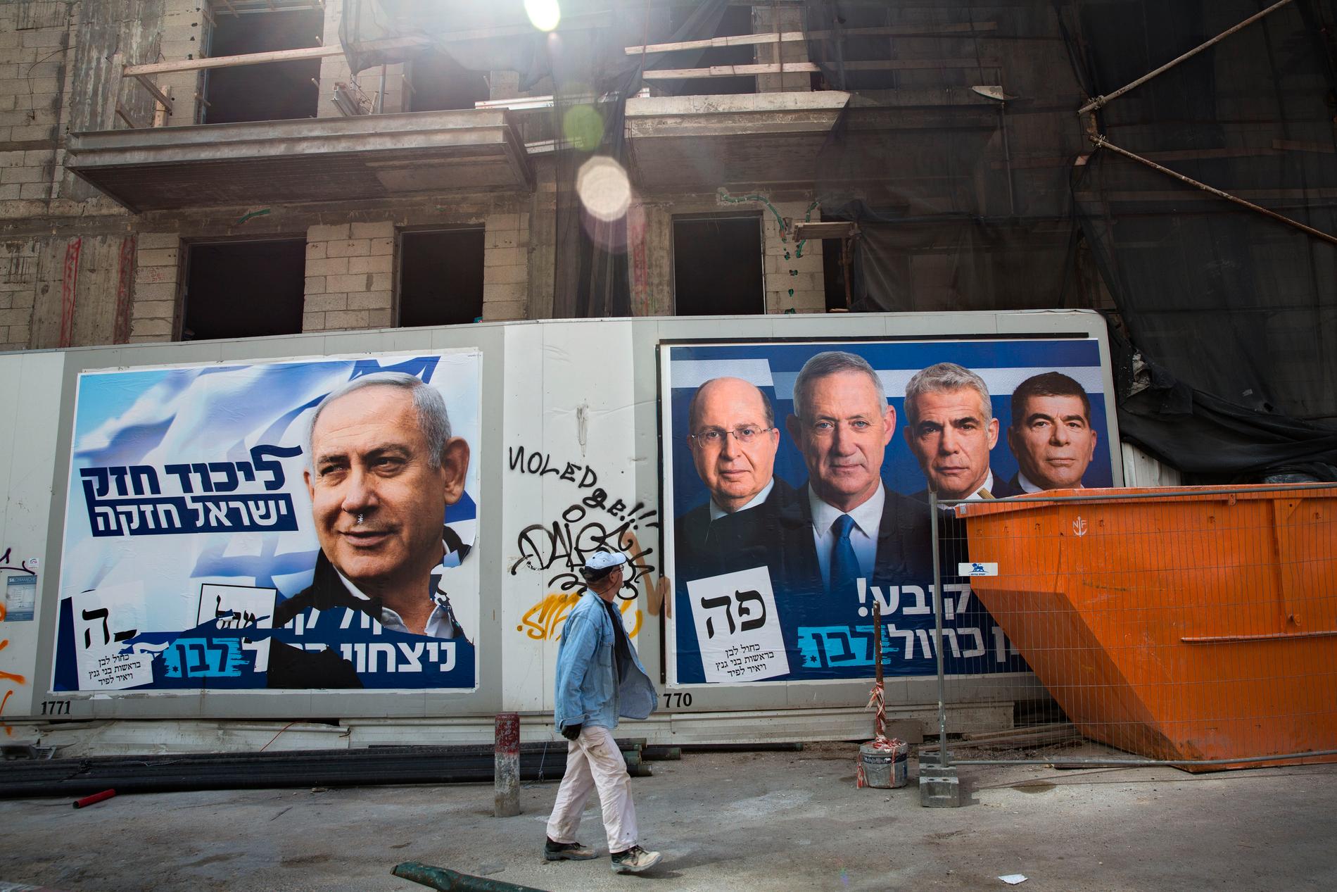Till vänster en valaffisch av Benjamin Netanyahu, Till höger Benny Gantz med företrädare från Blåvita alliansen.