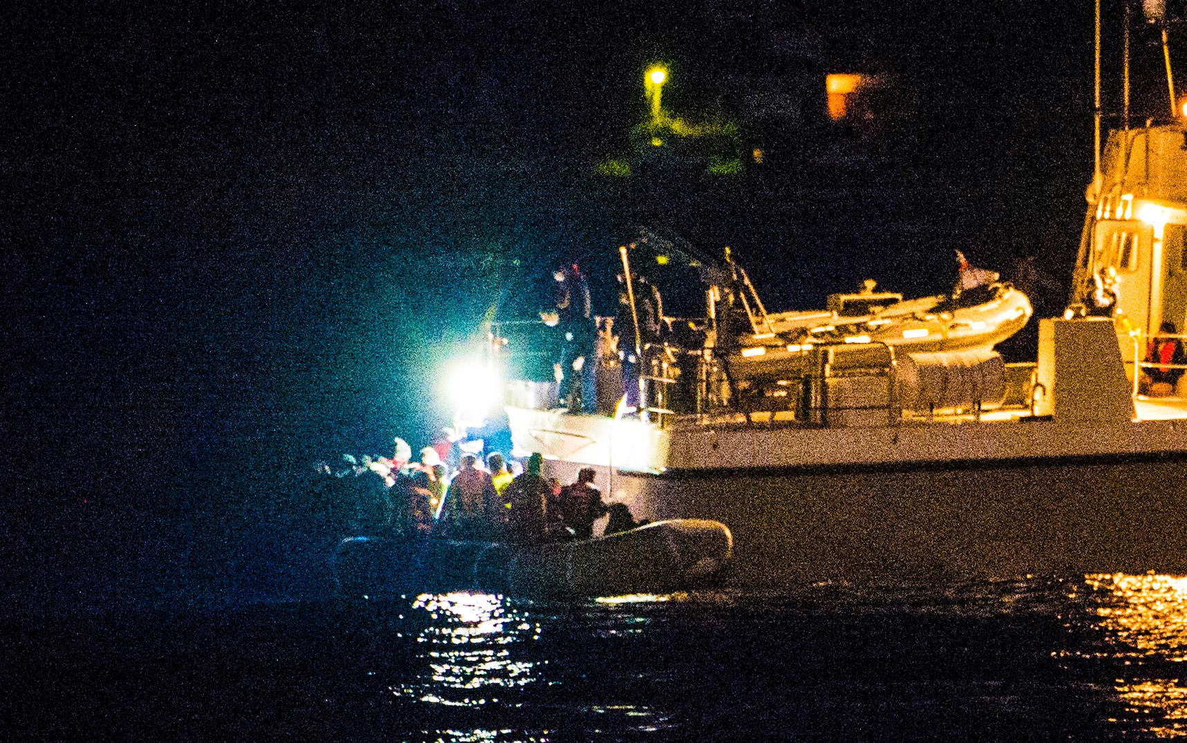 Flyktingbåt som i natt lyckades ta sig över till Grekland, Lesbos från Turkiet. Stoppas här av grekisk kustbevakning.