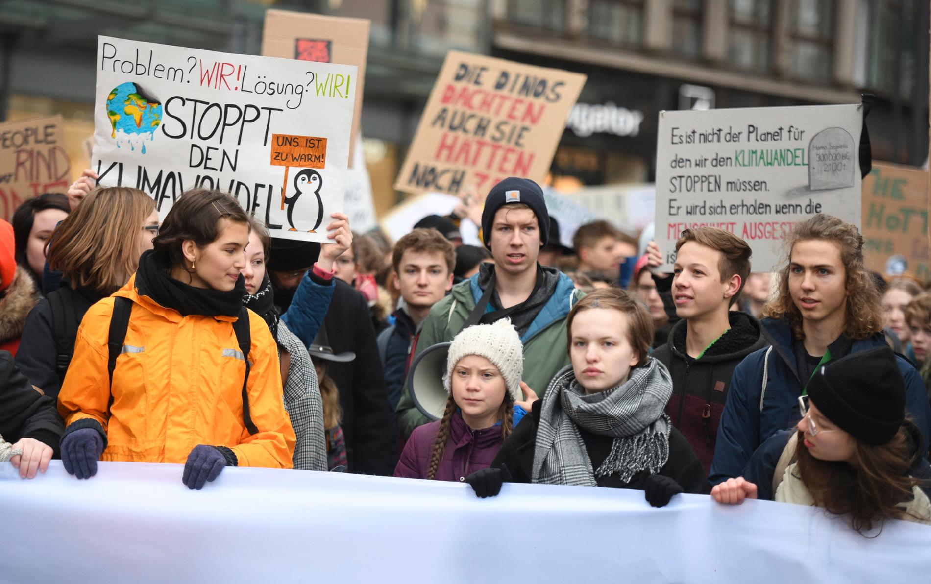Greta Thunberg vid en klimatprotest i Hamburg den 1 mars. På fredagen planeras liknande manifestationer i många länder och över 230 klimatforskare i Sverige ställer sig bakom kraven. Arkivbild