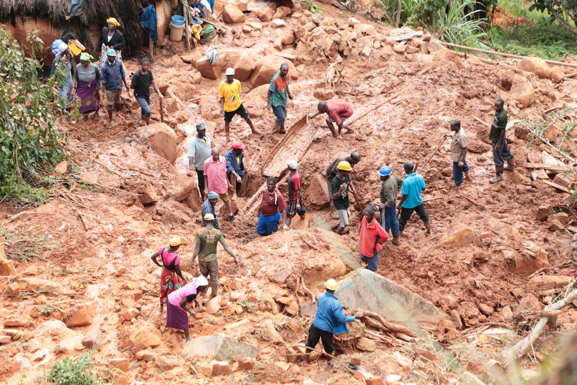 En familj i Chimanimani i Zimbabwe letar efter sin son som begravts i leran efter att cyklonen Idai slagit till.