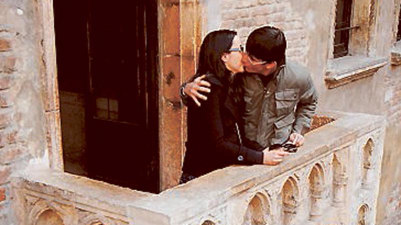 Romantiken flödar på Julias balkong i Verona.
