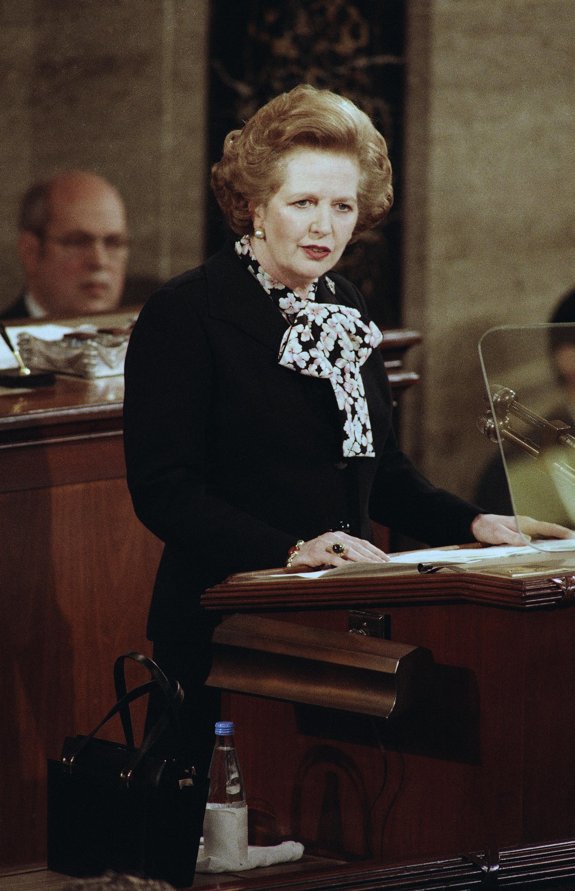Margaret Thatcher brukade också bära knytblus ofta. 