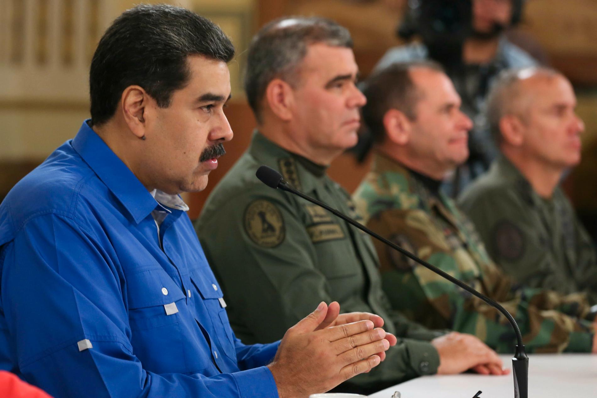 Venezuelas president Nicolás Maduro med höga militärer på onsdagen.