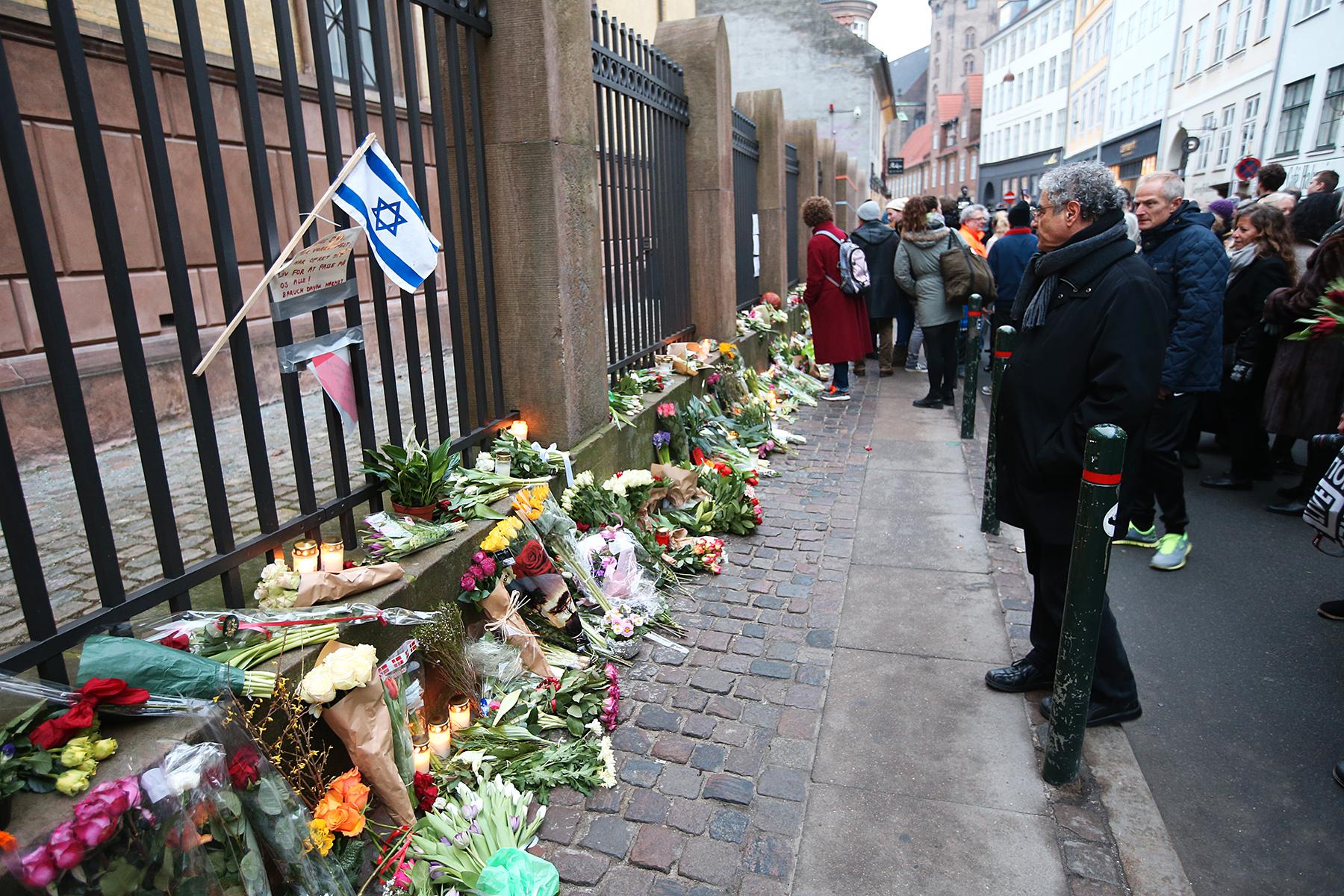 Blommor utanför synagogan i Köpenhamn där en person sköts till döds.