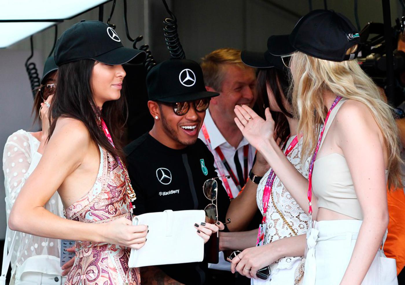 Lewis Hamilton med Kendall och  Gigi under F1-tävlingarna i Monacos Grand Prix.