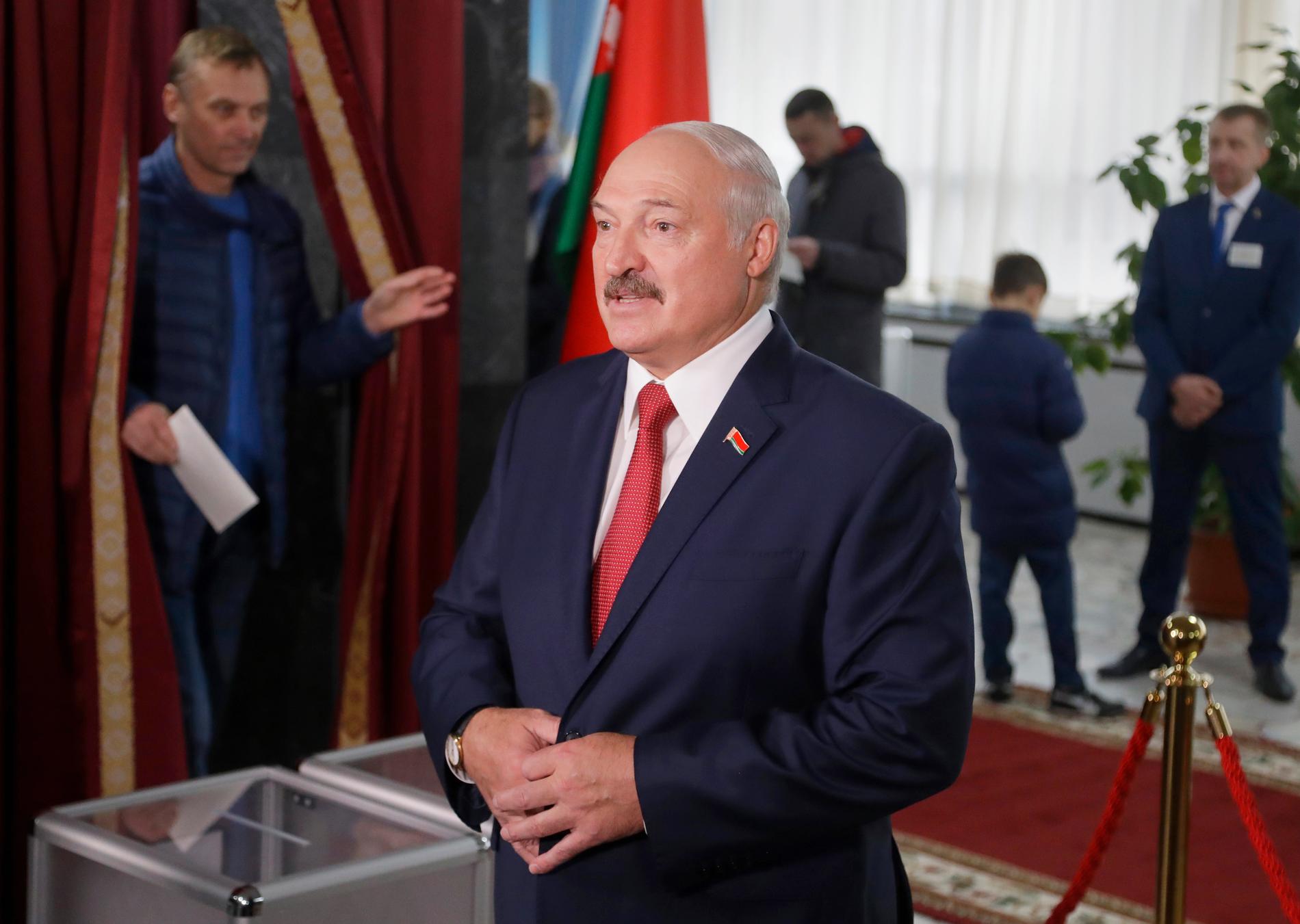 Vitrysslands president Aleksandr Lukasjenko i sin vallokal i helgen.