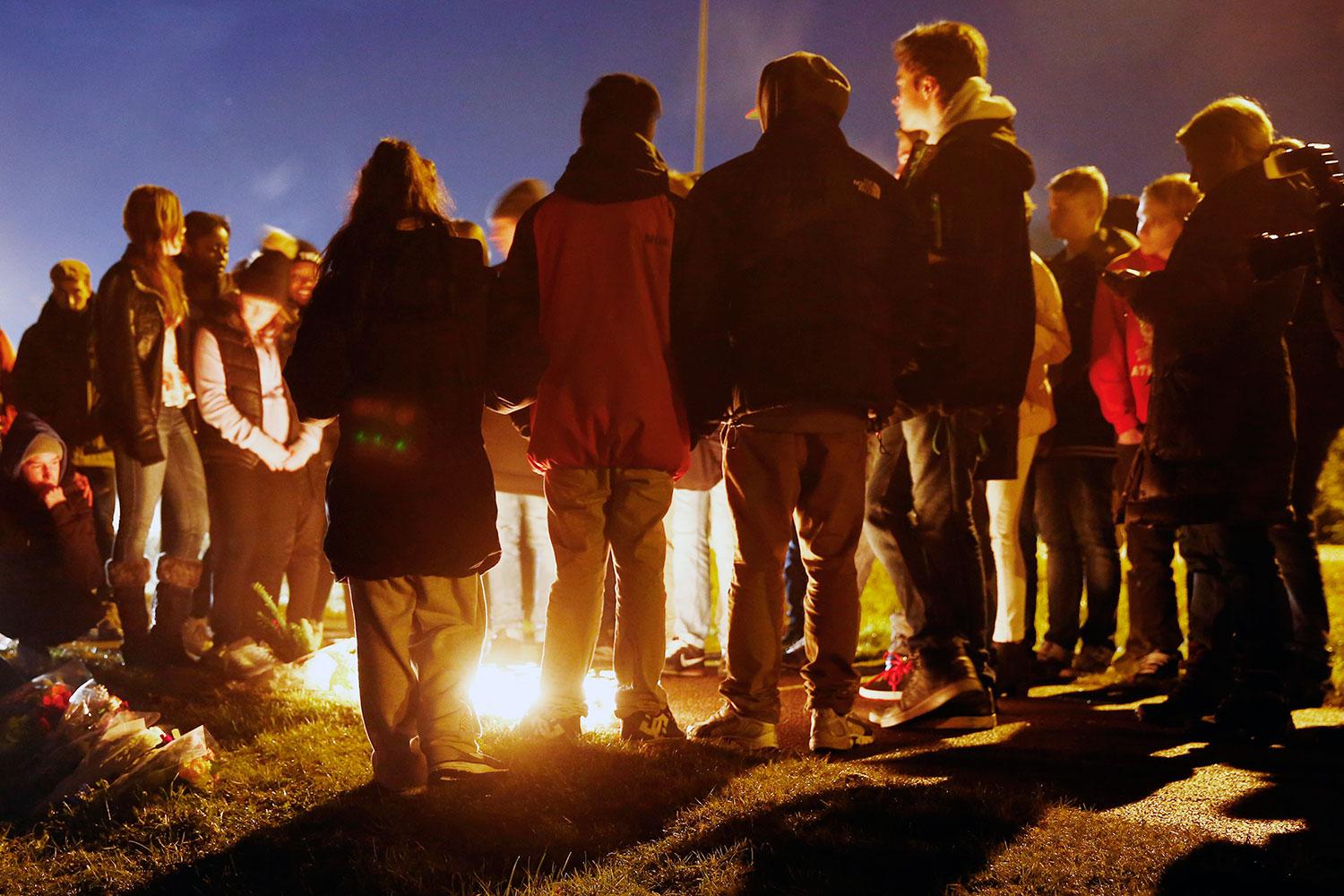 Under lördagen samlades människor och tände ljus vid platsen där dubbelmordet ägde rum