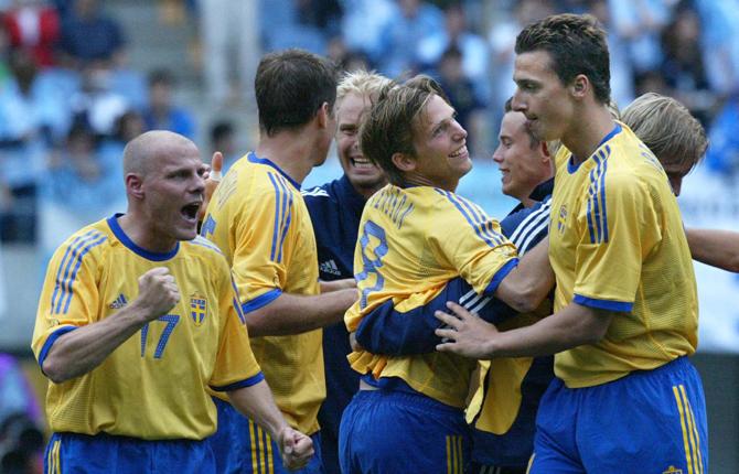 Zlatan Ibrahimovic fick följa med till VM i Sydkorea/Japan 2002 där Sverige vann ”Dödens grupp" för att sedan bli utslaget mot Senegal i åttondelsfinalen. Här jublar Zlatan & co efter 1–1 mot Argentina i gruppspelet.
