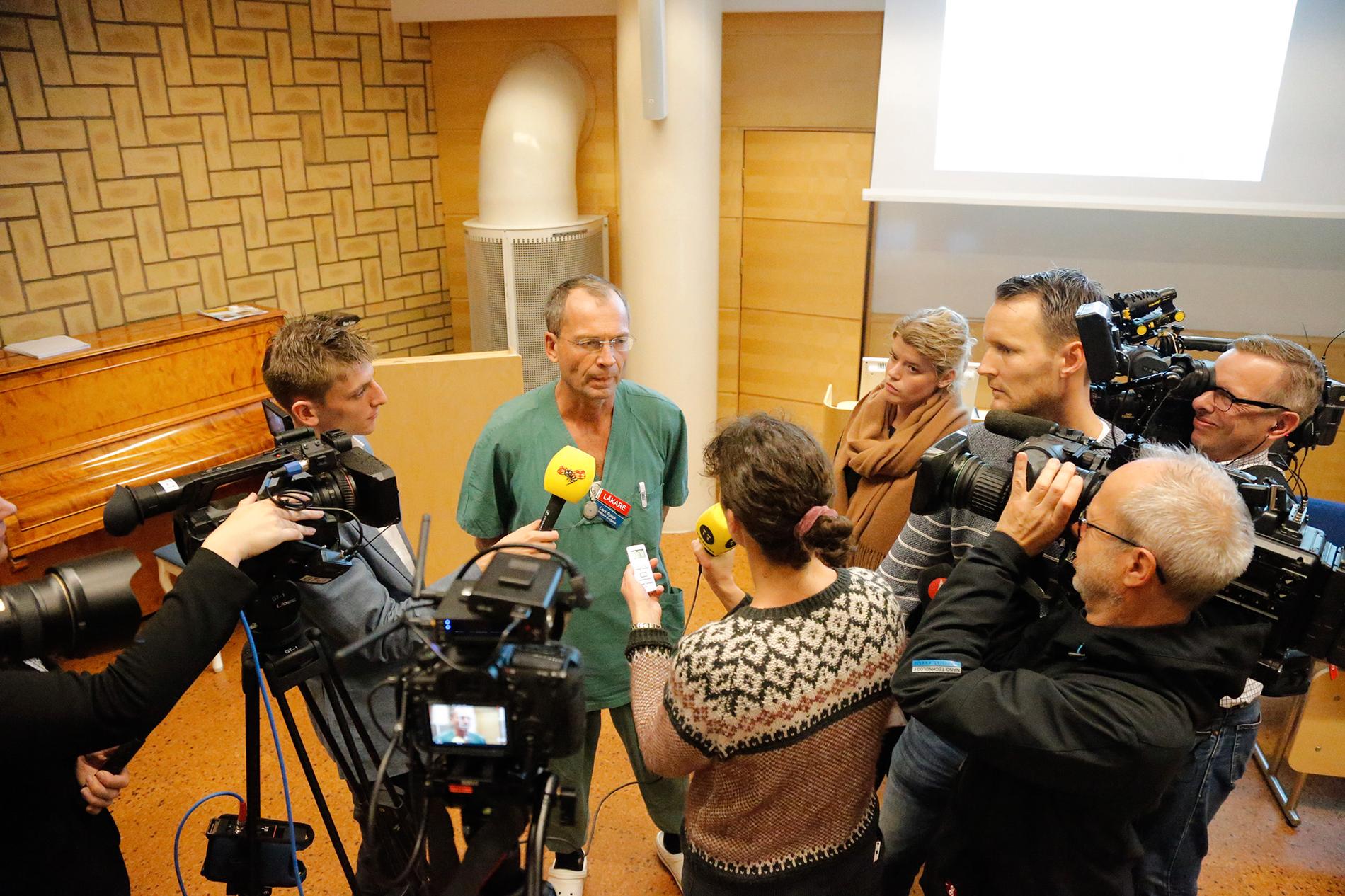 Lars Spetz, överläkare på intensivvårdsavdelningen, på presskonferensen på sjukhuset där de skadade från skolattacken vårdas.