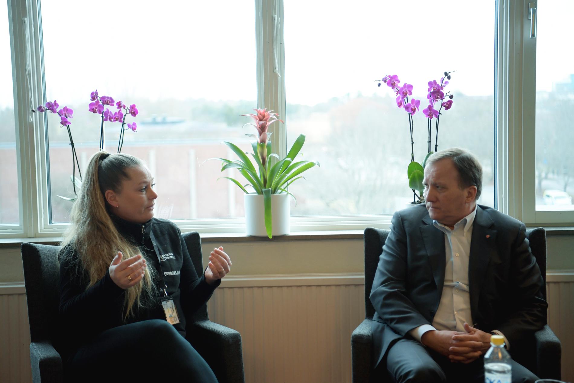 Hilde Wiberg, ungdomsjouren och statsminister Stefan Löfven (S) under besöket på Gränbyskolan i Uppsala.
