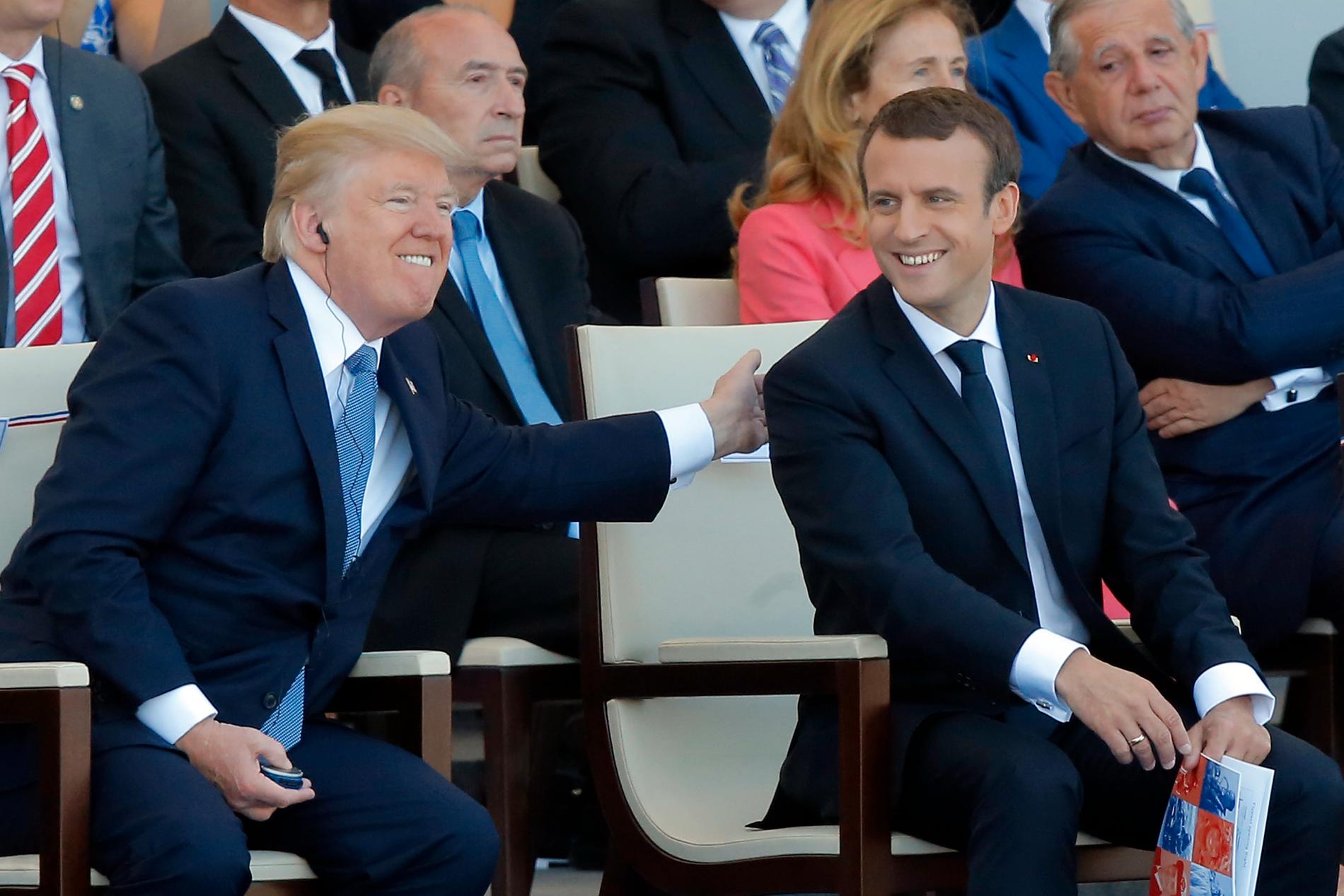 Frankrikes president Emmanuel Macron i samtal med USA:s president Donald Trump under Trumps besök i Frankrike i veckan.
