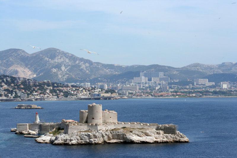 Marseille En båttur utanför Marseille ligger fängelseön med fästningen Château d'if där boken Greven av Montecristos huvudperson satt fängslad.