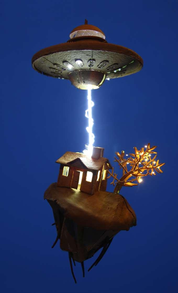 Årets projekt, ett ufo som river upp ett hus ur marken.
