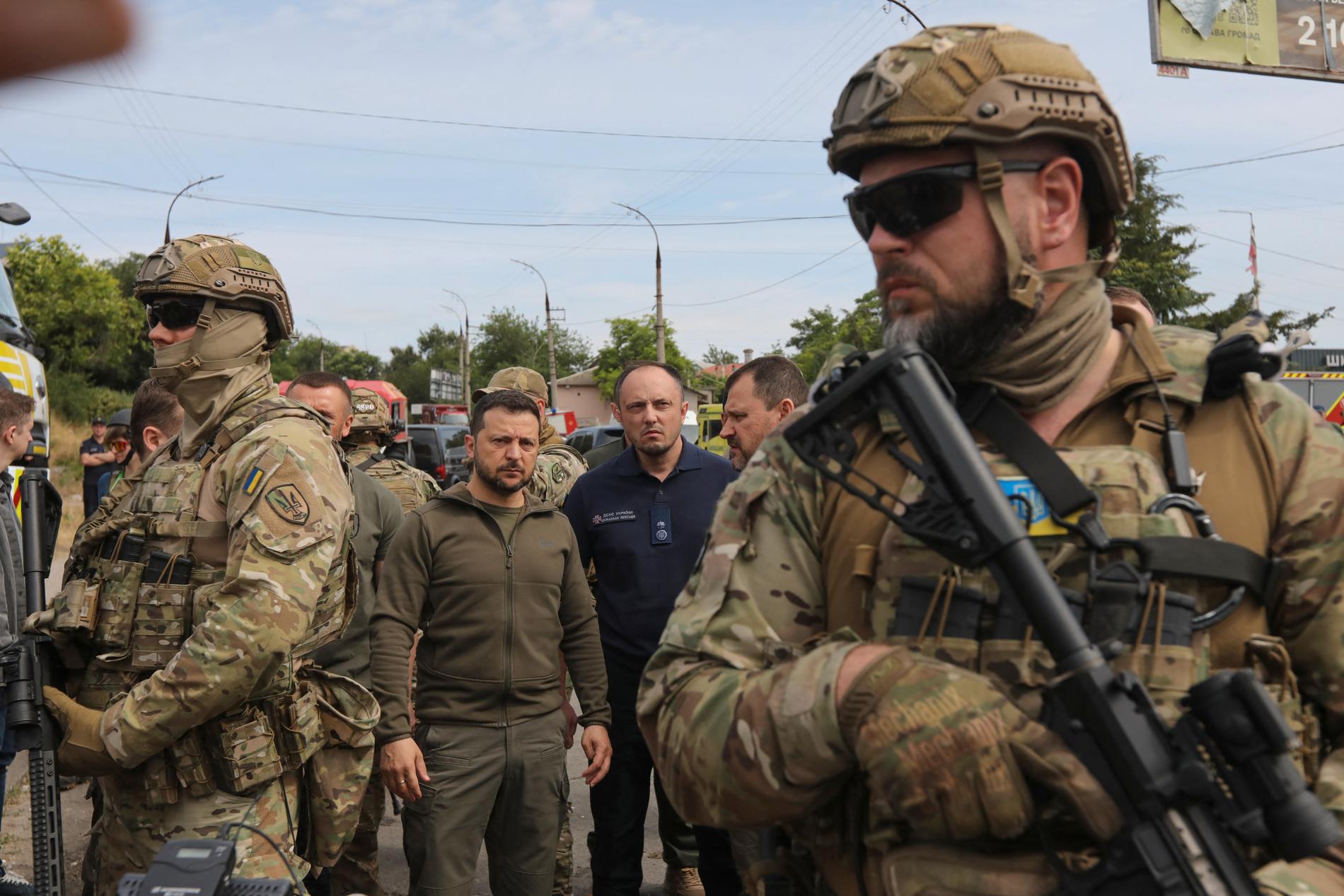 Ukrainas president Volodymyr Zelenskyj besöker ett av de översvämmande områdena.