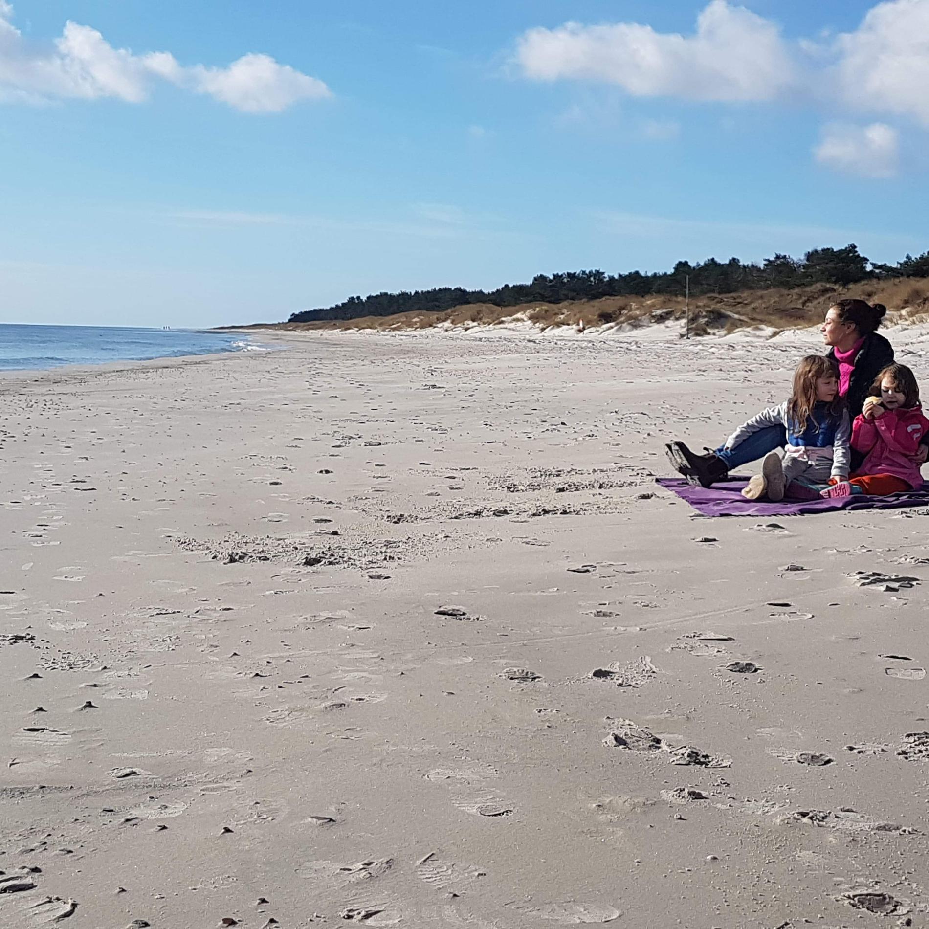 Utmaning 3: Lyssna på naturen. Jenny med döttrarna Lily, 6, och Lovis, 3, på stranden.