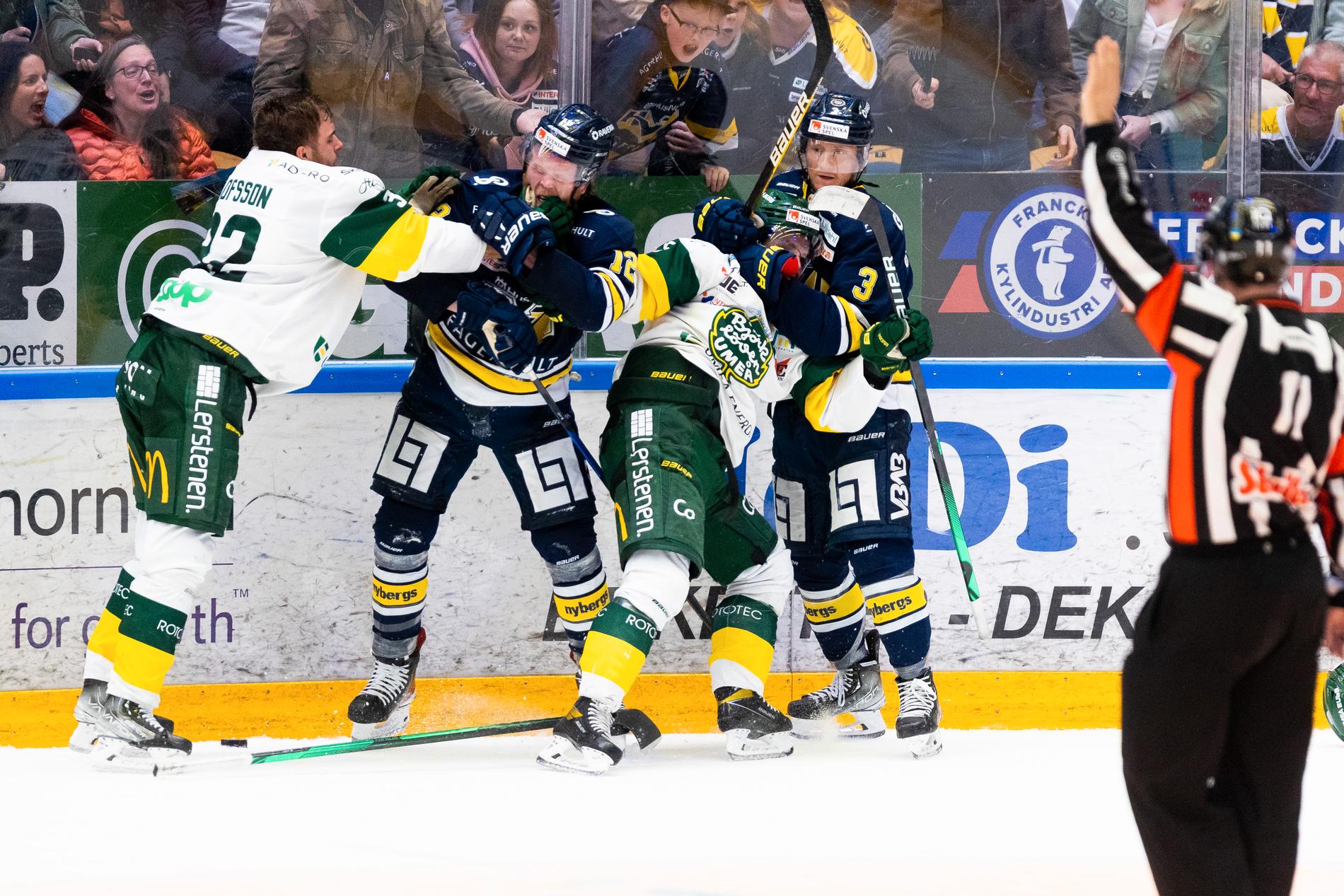Det var stundtals stökigt på isen mellan HV71 och Björklöven i den andra finalmatchen. 