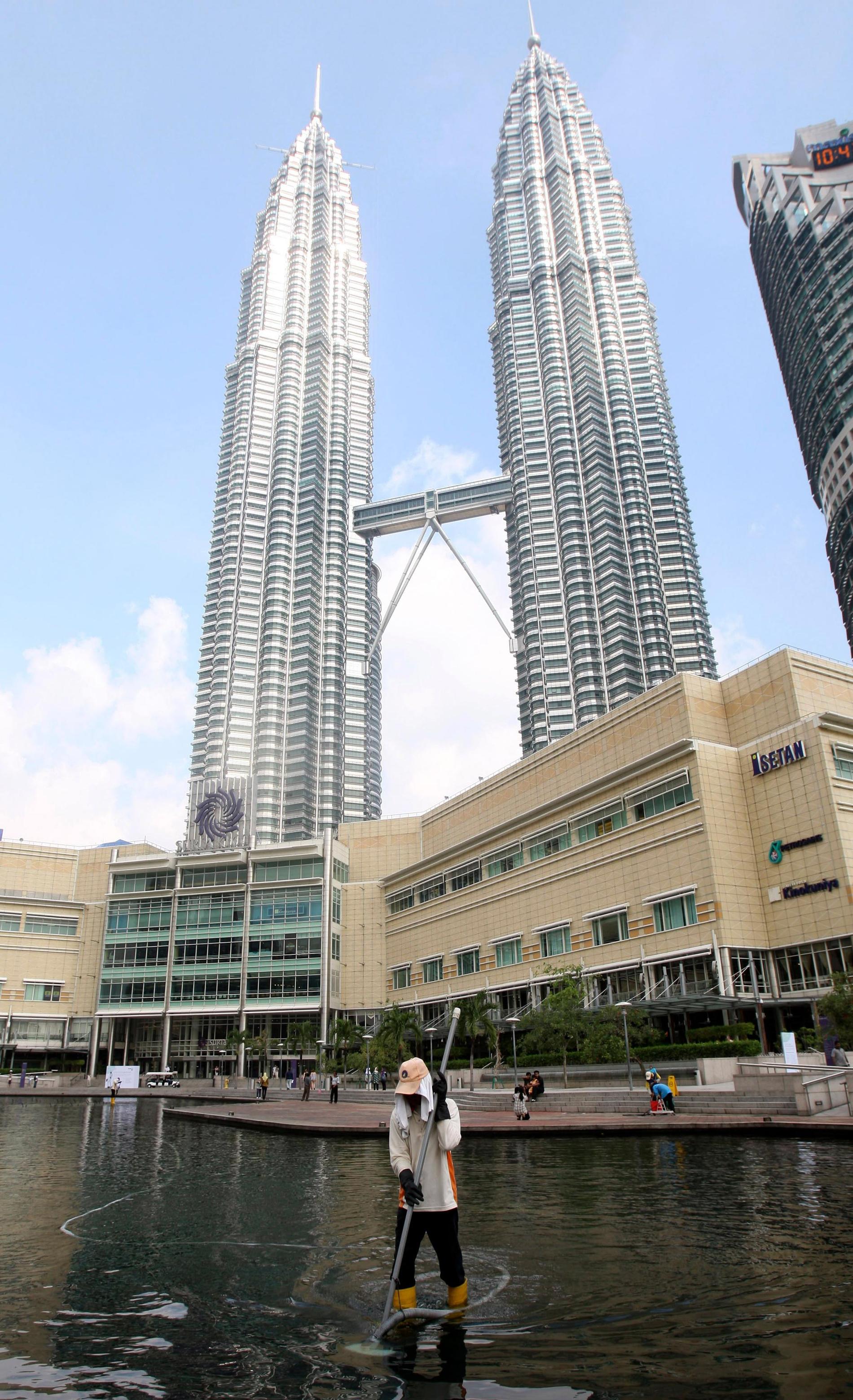 9. PETRONAS TWIN TOWERS, KUALA LUMPUR, MALAYSIA Tvillingtornen är numera ett av världens mest kända landmärken. Från 1996 till 2004 var det också världens högsta byggnad. Varje torn har 88 våningar och ”himmelsbron” som förbinder dem är också en säkerhetspryl – om det exempelvis brinner i det ena tornet ska man kunna ta sig över till det andra. Arikitekten heter César Pelli. Höjd: 452 meter. Klara: 1996. Byggkostnad: 11,2 miljarder kronor. Flyg till Malaysia - kolla vad det kostar här.