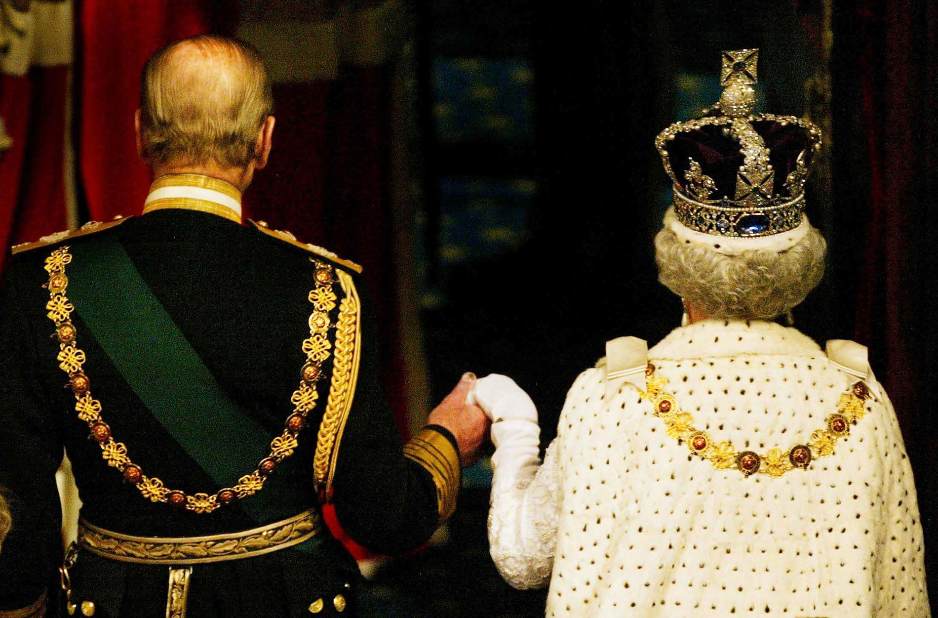 Prins Philip och drottning Elizabeth II, iförd Imperiestatskronan, i samband med parlamentets öppnande 2003.