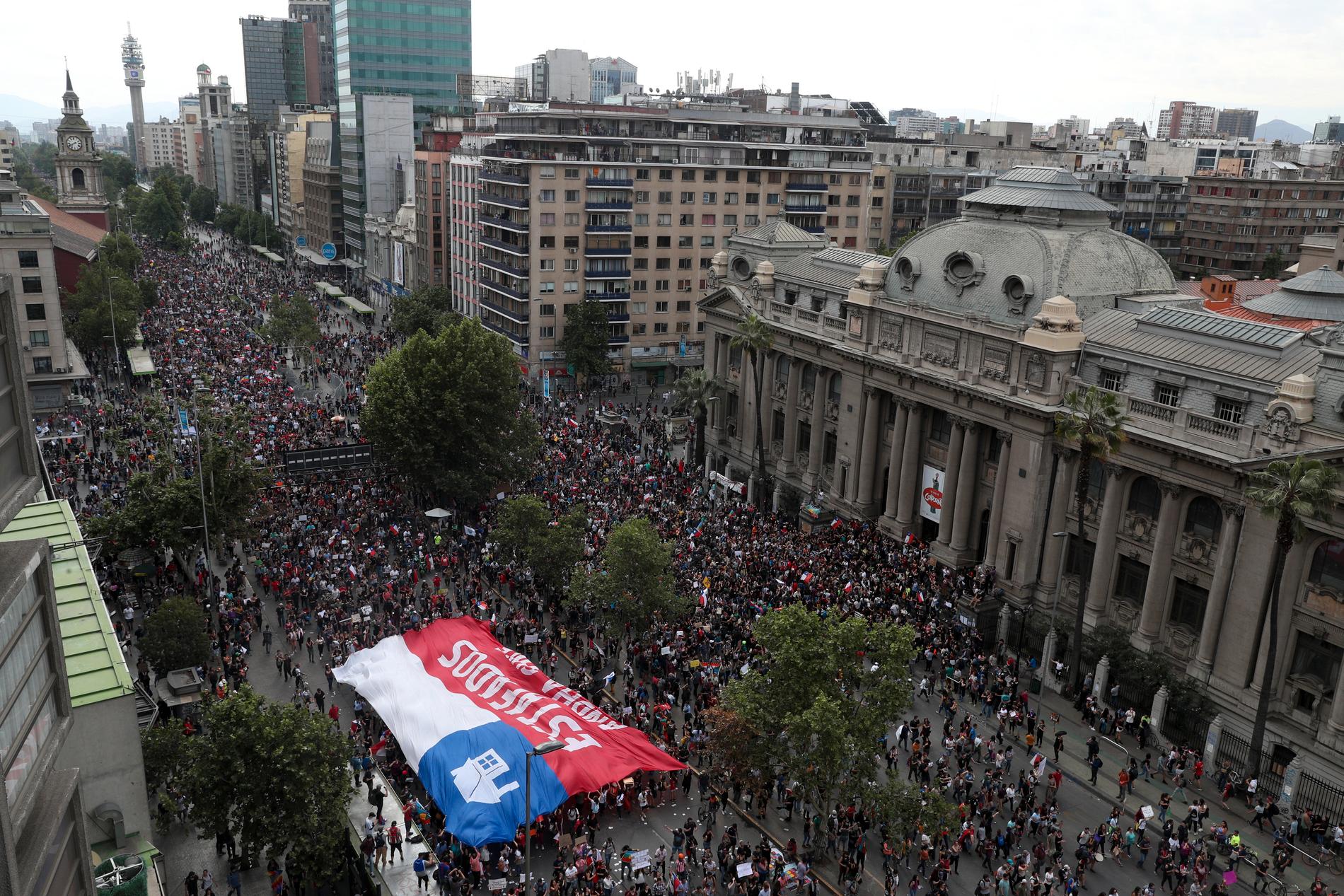 Nära en miljon människor protesterade på gatorna i Santiago, Chile.