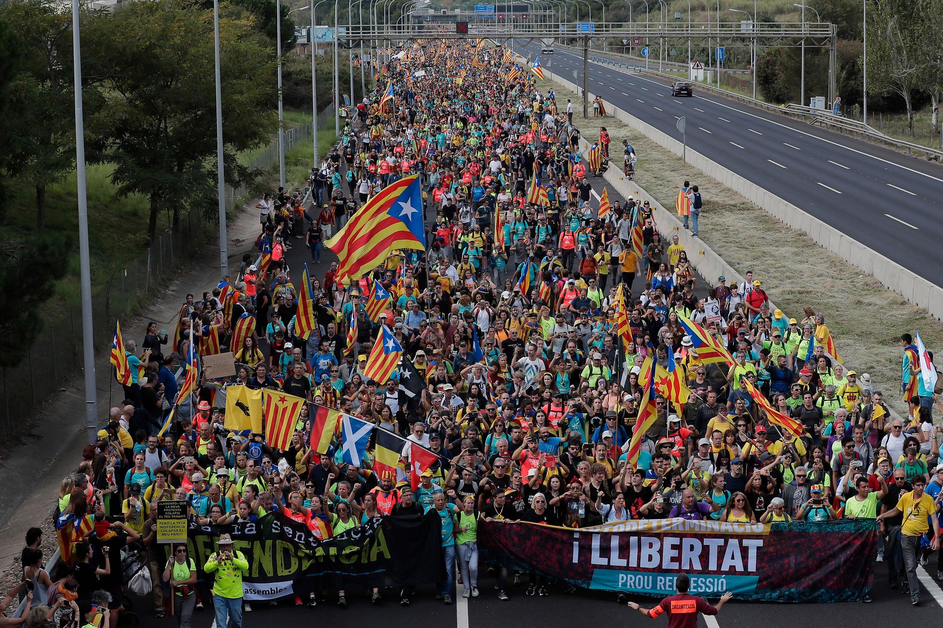 Ett av de fem demonstrationståg som är på väg till Barcelona under fredagen.