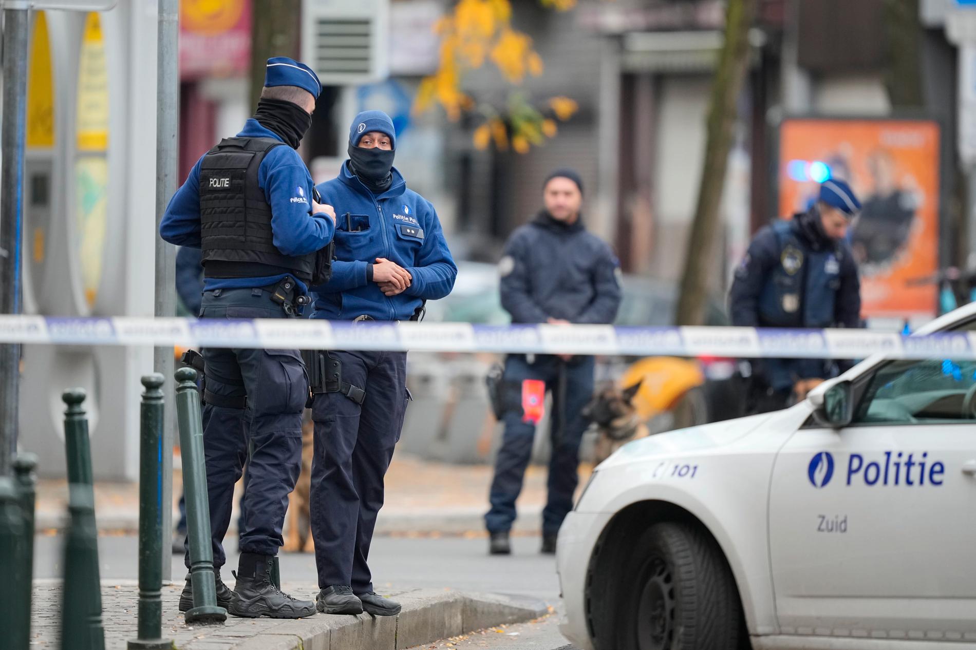Belgisk polis på vakt vid platsen där den utpekade terroristen i Bryssel sköts ihjäl under tisdagsmorgonen.