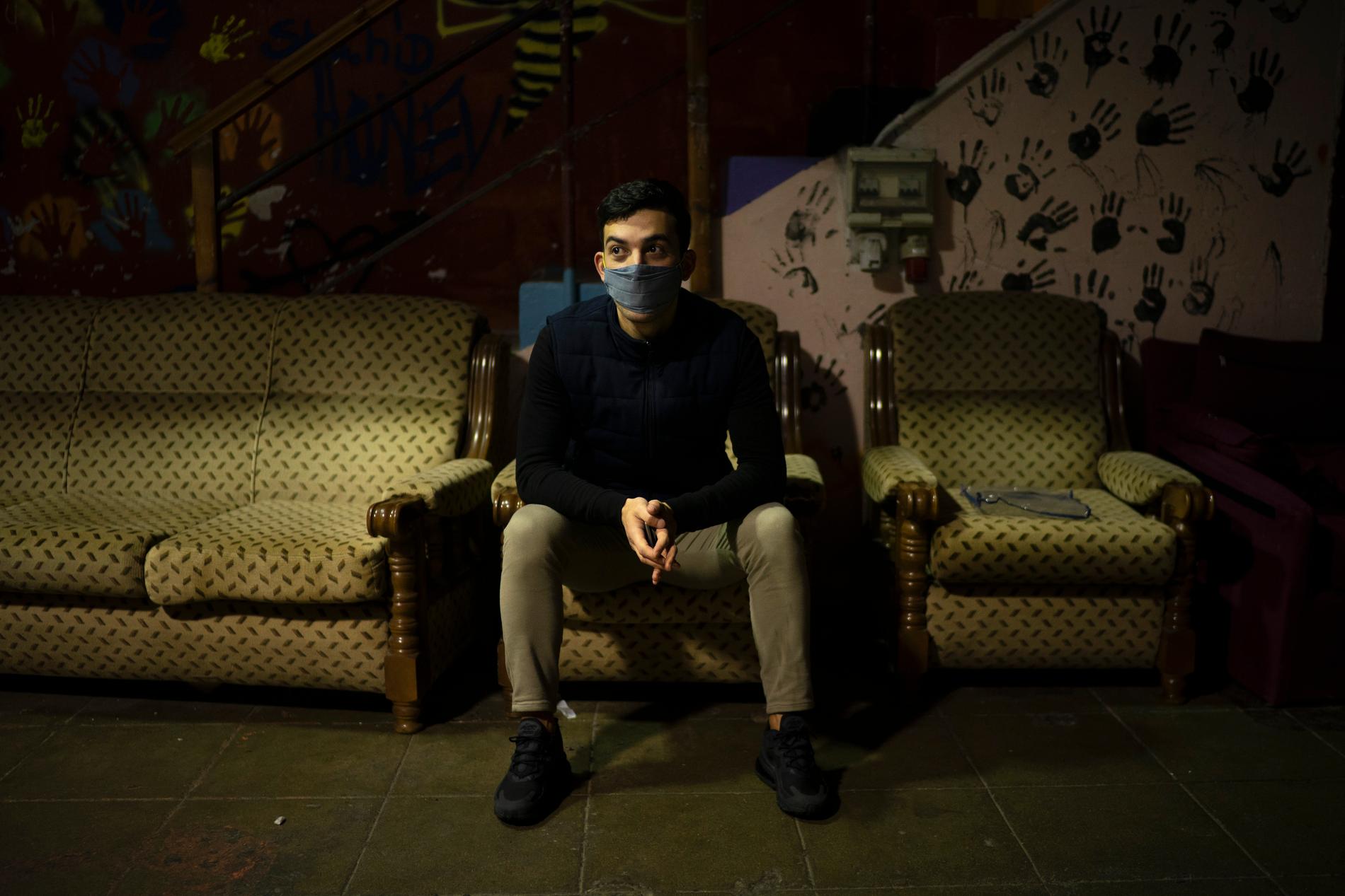 BARCELONA, SPANIEN Osama, migrant från Marocko, använder munskydd i bostaden som han delar med 40 andra i Barcelona.