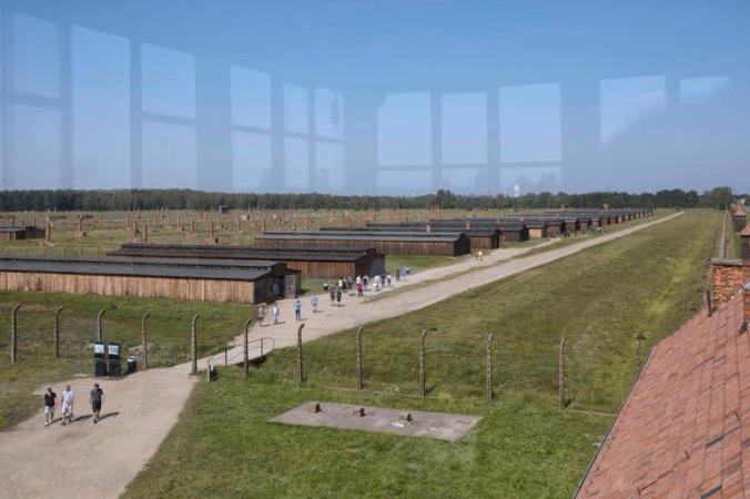Birkenau, ett enormt område där 100 000 fångar fick plats byggdes från grunden för att vara ett arbets- och avrättningsläger, strax intill Auschwiz.