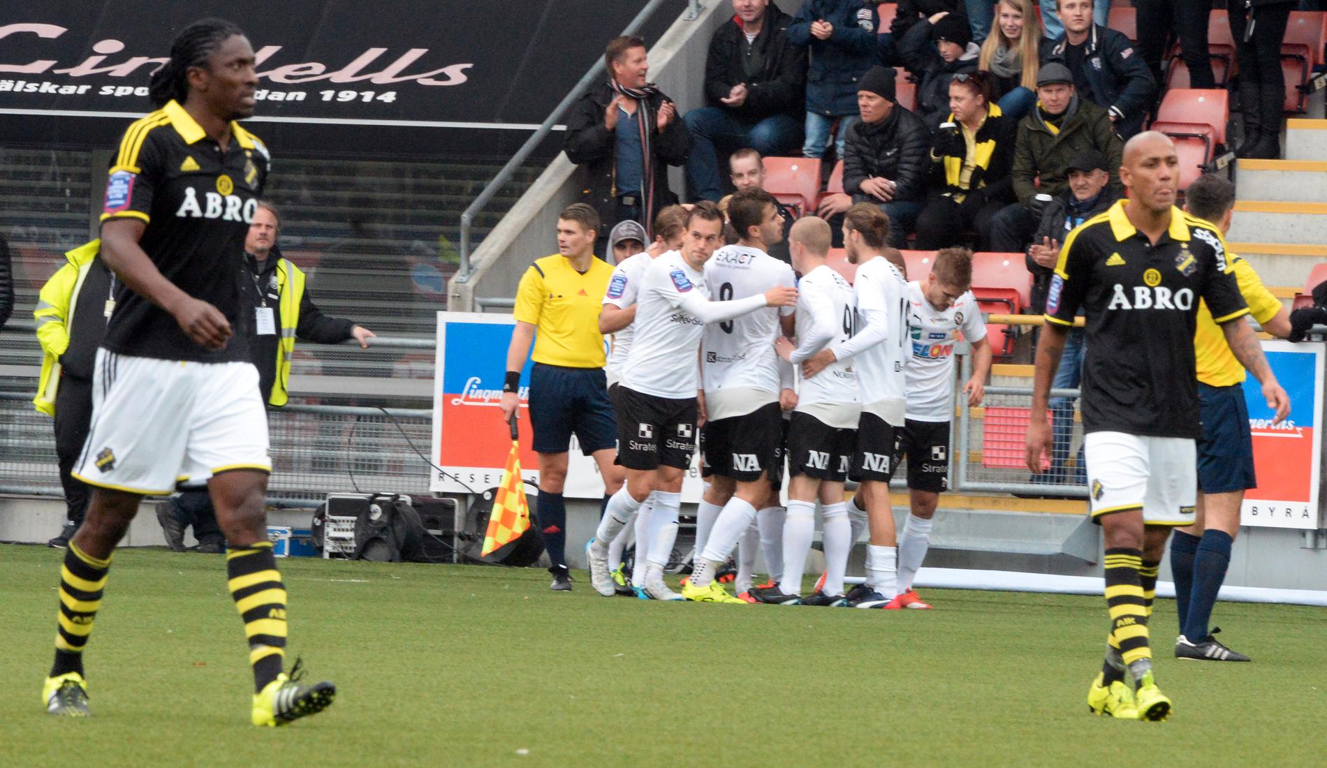 Martin Broberg blir omklappad efter ledningsmålet mot AIK.