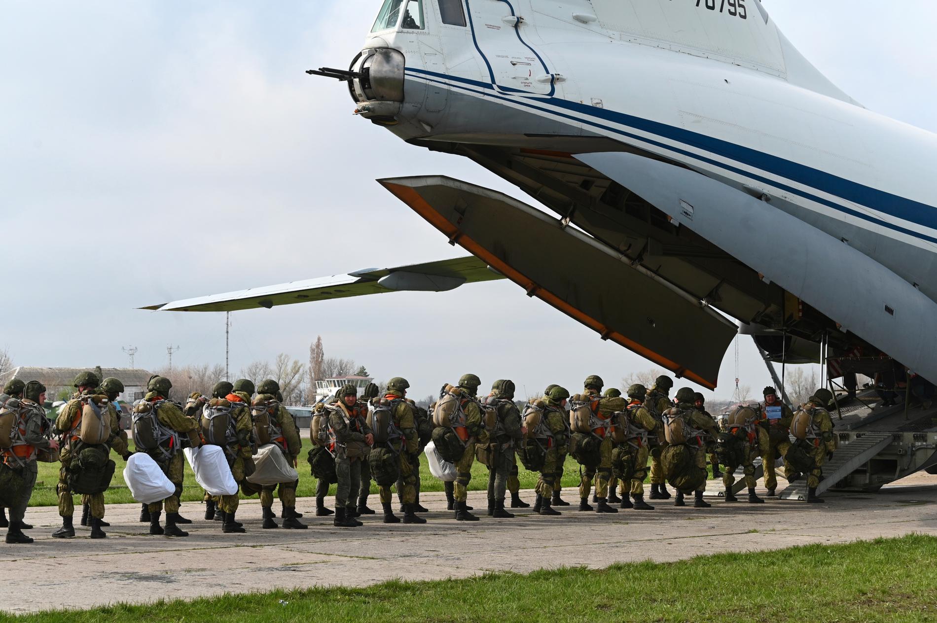 Ryska fallskärmsjägare i Taganrog, nära gränsen till Ukraina, på torsdagen.