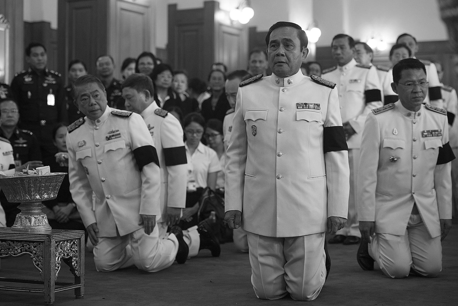 Thailands premiärminister general Prayuth Chan-o-cha närvarar vid en sorgeceremoni i Grand Palace.