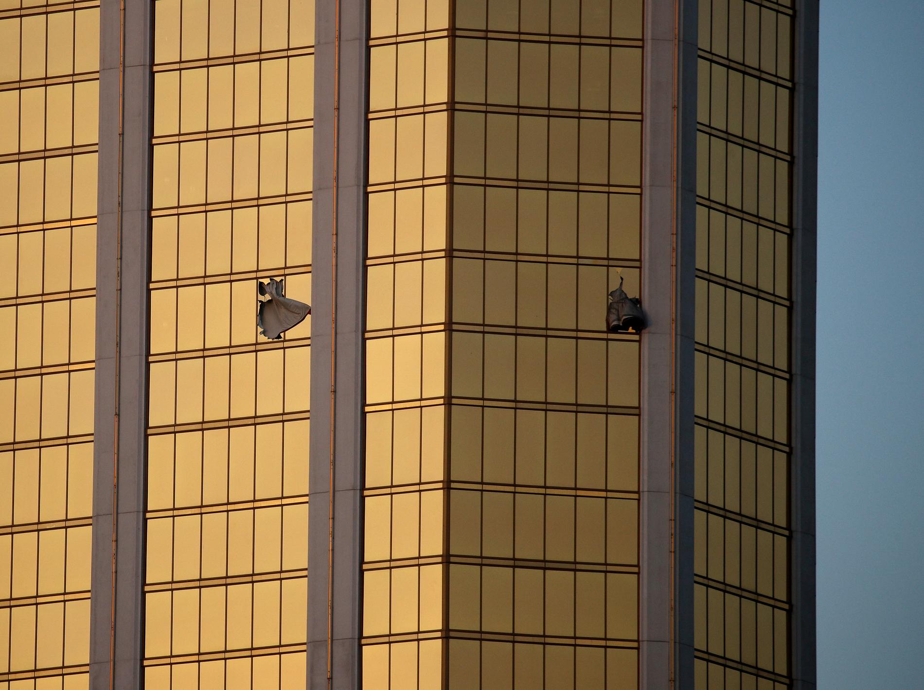Paddock ska ha krossat ett fönster på hotellet 32:a våning innan han började skjuta.