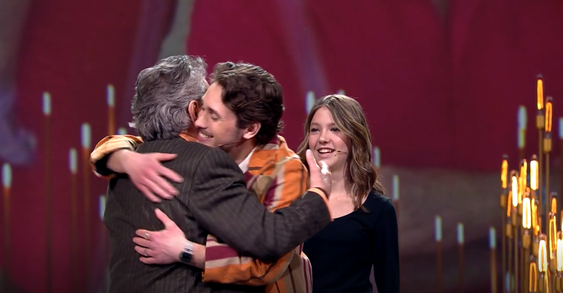 Tommy Körberg kramar om familjen när de dyker upp på scenen. 