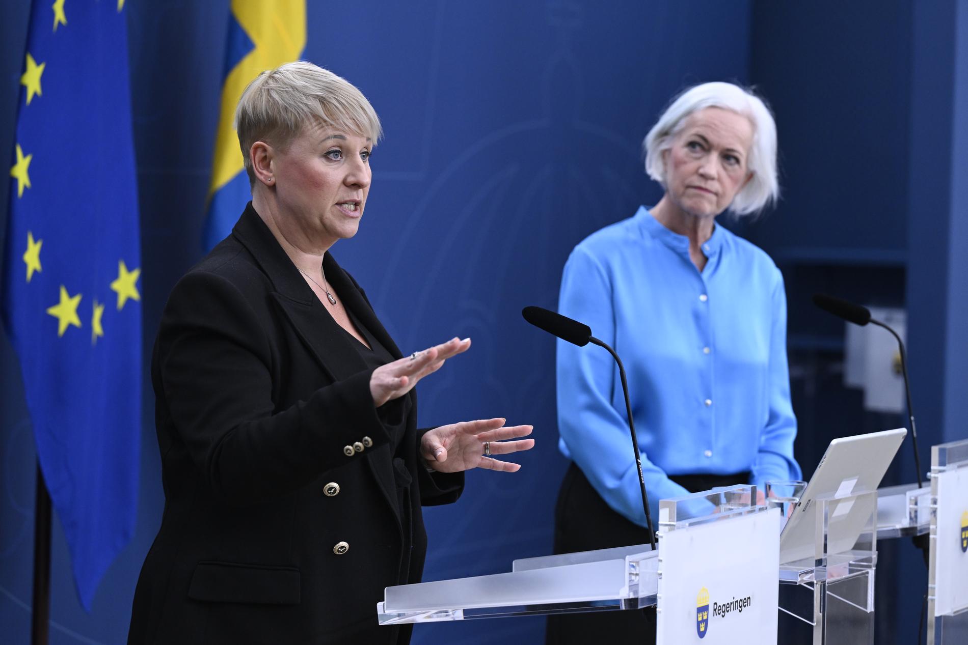 Äldre- och socialförsäkringsminister Anna Tenje (M) och sjukvårdsminister Acko Ankarberg Johansson (KD) vid onsdagens pressträff om välfärdskriminalitet.