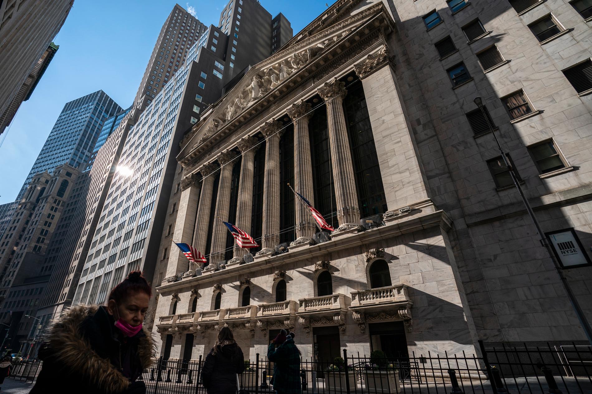 Soligt och fint utanför New York Stock Exchange på Wall Street i New York. Därinne stormar det desto mer – i alla fall för vissa företag. 