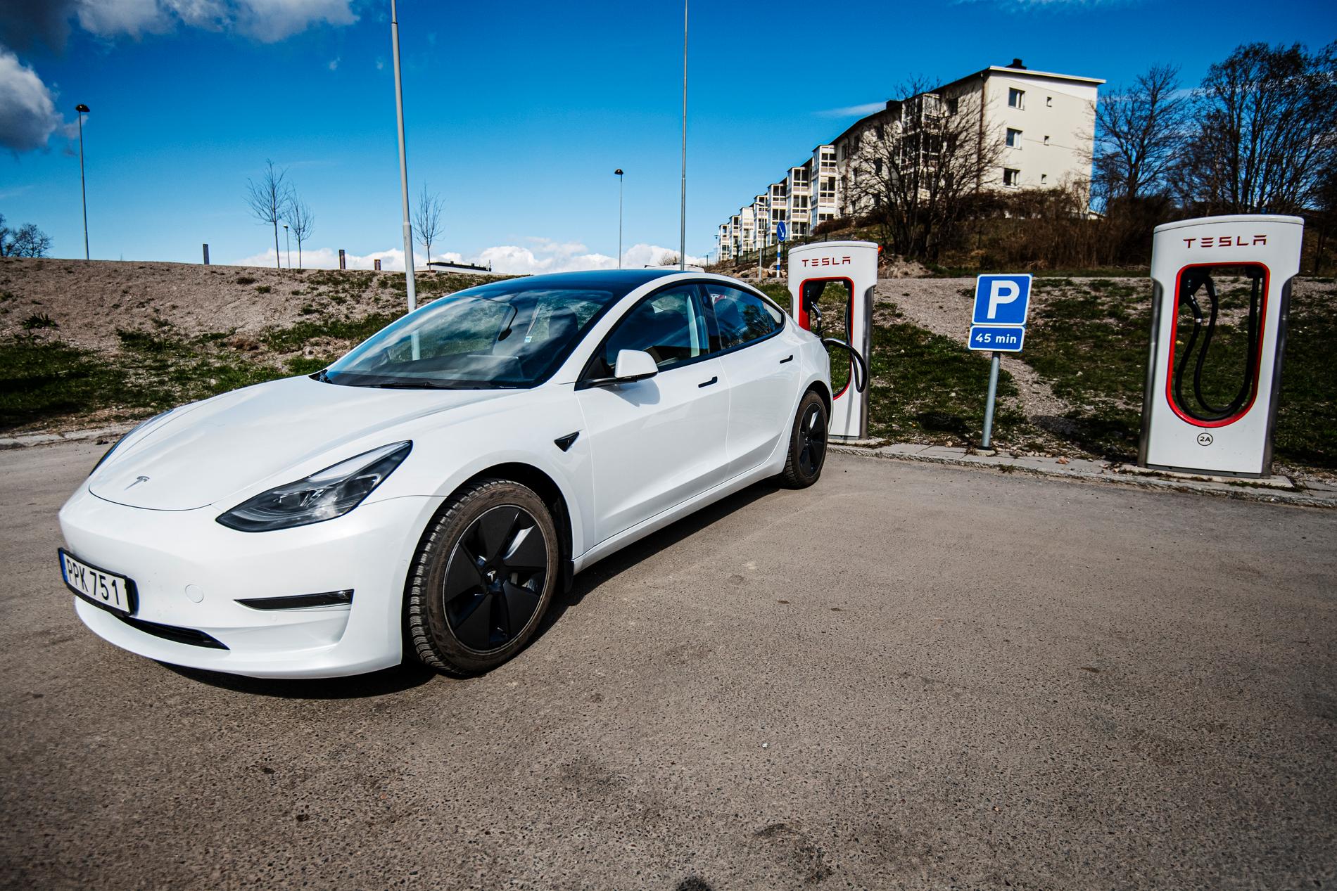 Att ledningen för Tesla i Sverige vägrar teckna avtal för sina anställda har tvingat fram strejken.