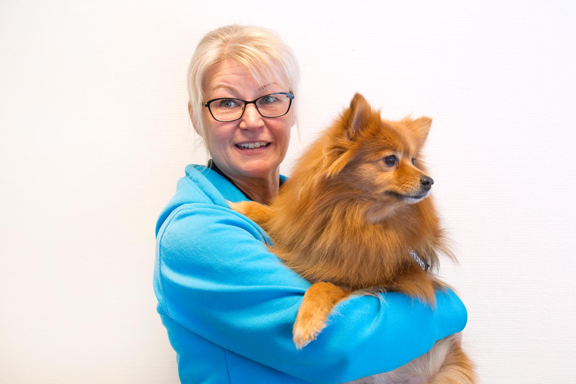 Maria Eriksson hoppas att fler inom äldrevården ska inse vad det kan betyda för äldre människor att få besök av ett hundteam. 