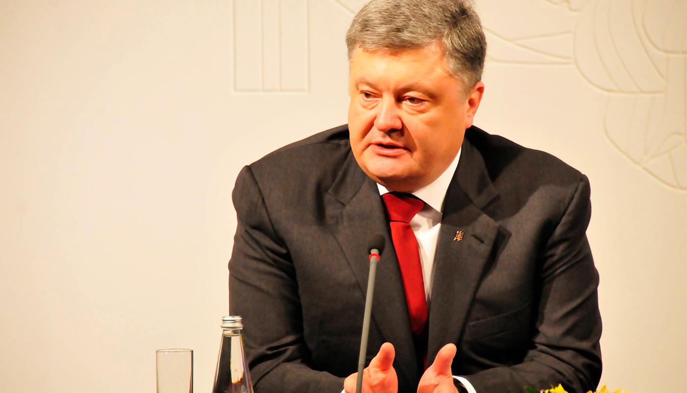 Ukrainas president, Petro Poroshenko, försvarar beslutet att inte släppa in den ryska artisten.