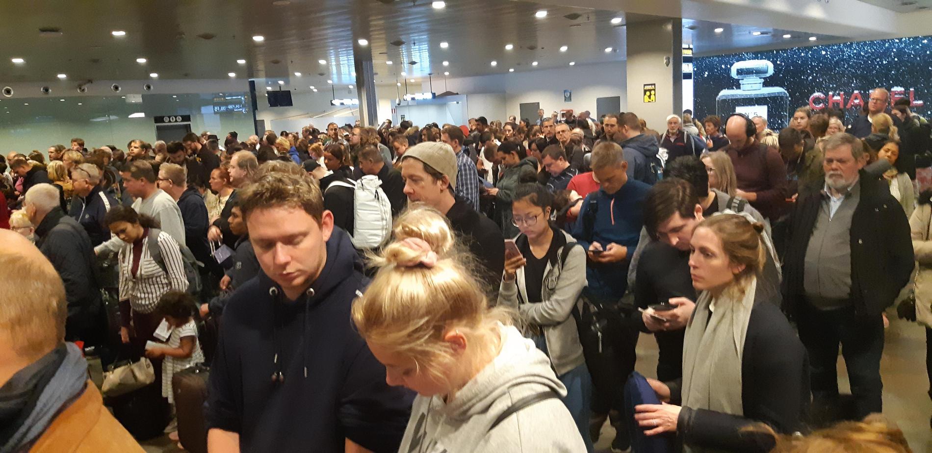 Långa köer vid Arlandas passkontroll. Passagerare har väntat i flera timmar för att komma in eller ut ur landet. 