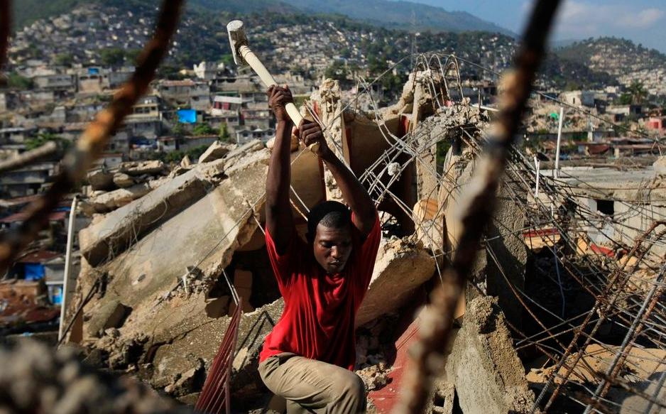 Thito arbetar i rasmassorna i Port-au-Prince.