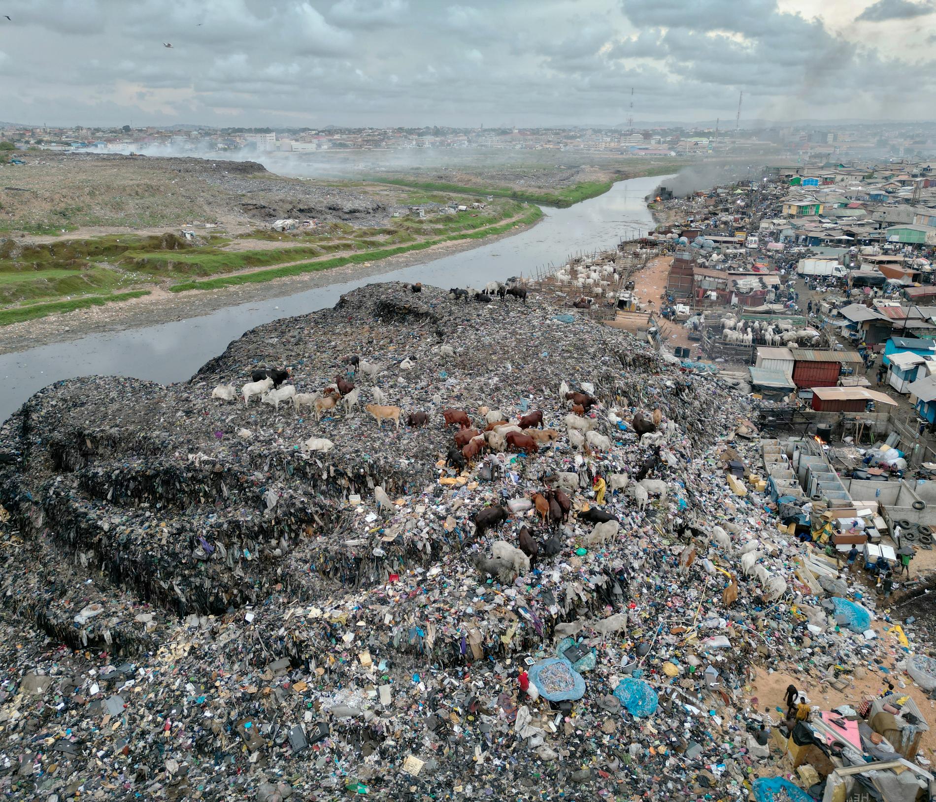 Många av de kläder vi lämnar till återvinning i Sverige hamnar som sopor i fattiga länder och skapar enorma miljöproblem.