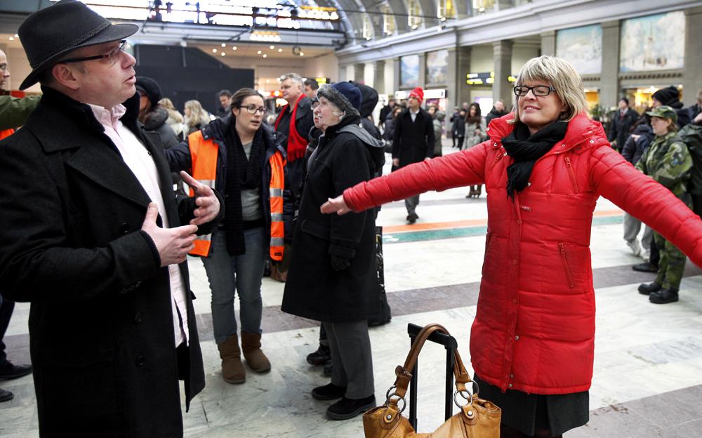 Tåget kommer, jag är inte rädd. På Centralstationen i Stockholm ger avspänningspedagogen Mikael Widerdal resenären Monica Selin en övning.