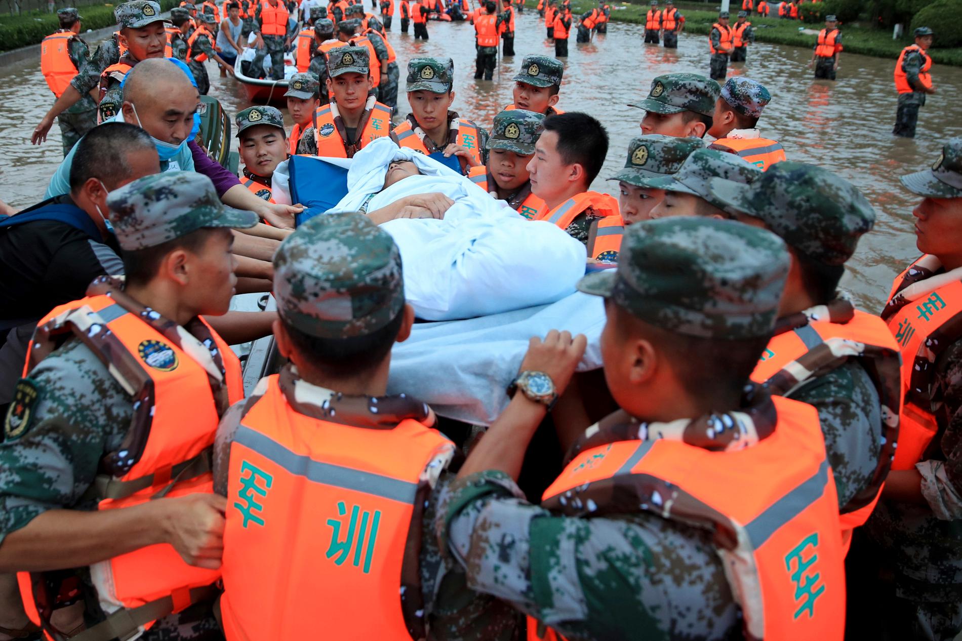 Militär i staden Zhengzhou evakuerar människor från ett sjukhus där runt 3 000 människor stängts in på grund av översvämningarna.