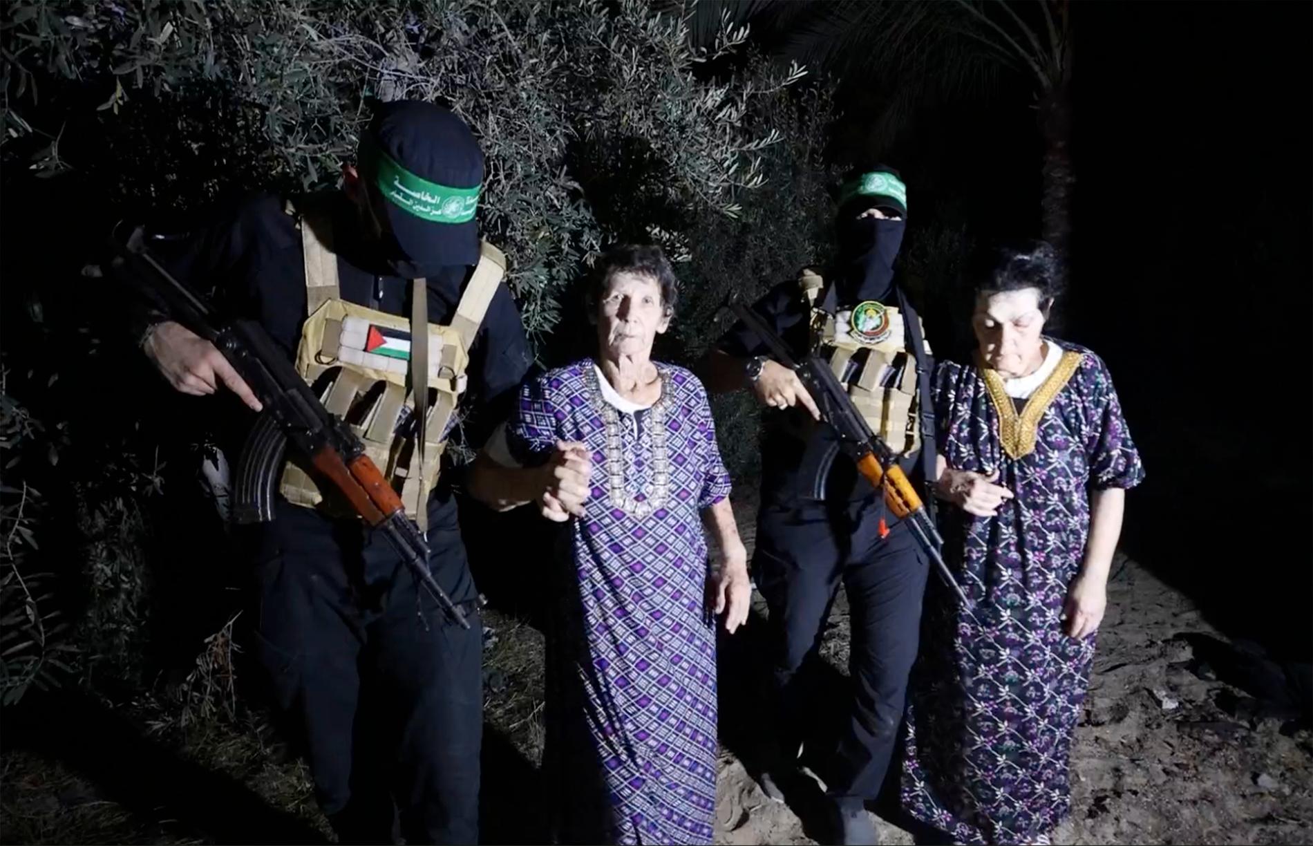 Vid frigivandet syntes Yocheved Lifschitz ta en av Hamasmännens händer och säga ”Shalom” innan hon överlämnades till Röda korsets personal. Hon beskrev vid pressträffen att hon gjorde det ”eftersom de behandlade oss väl”. 