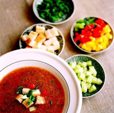 KALL OCH FRÄSCH Den spanska grönsakssoppan gazpacho är ett smart val under varma sommardagar. Ännu godare blir den med krutonger.