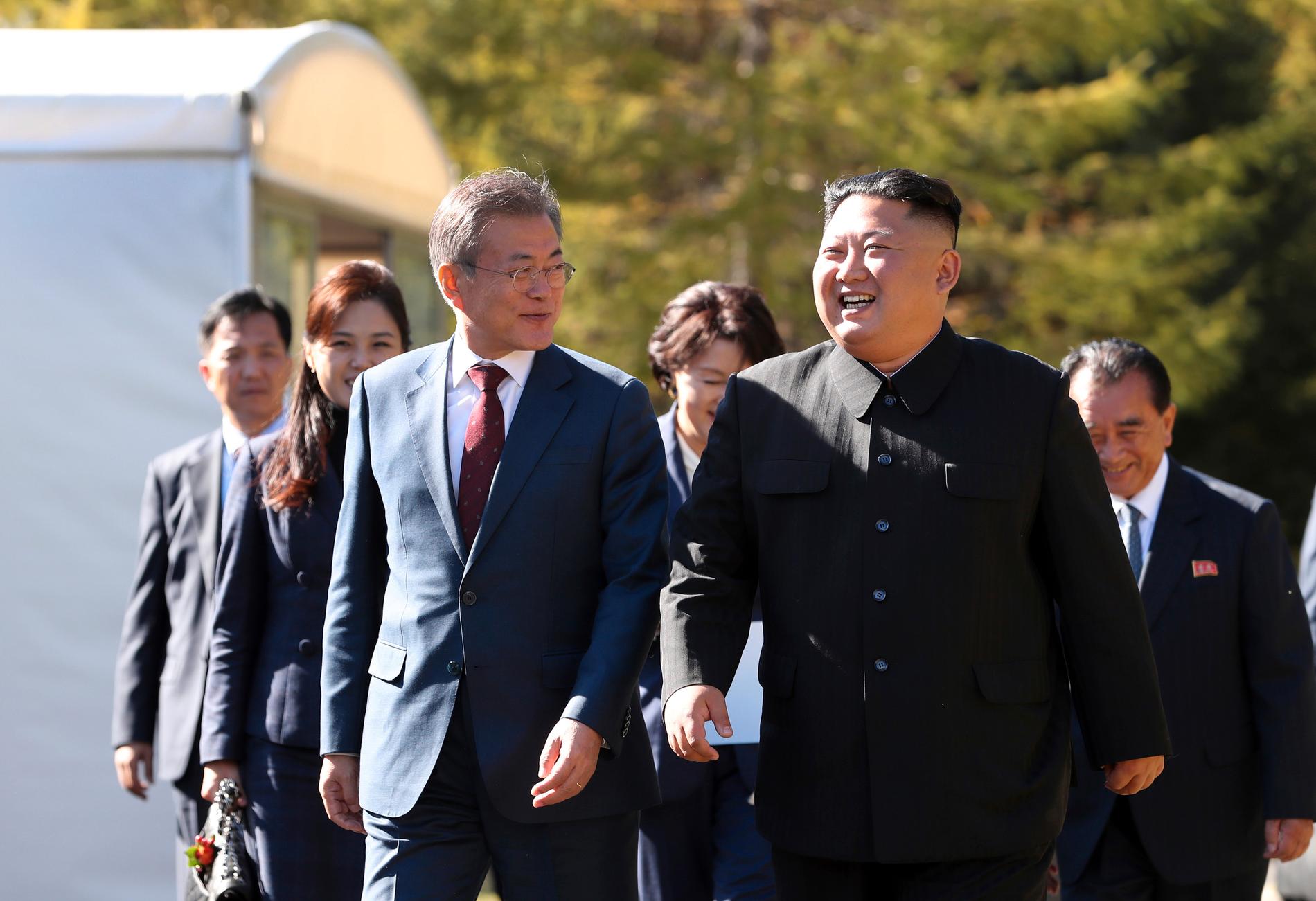 Sydkoreas president Moon Jae-In tillsammans med Nordkoreas ledare Kim Jong-Un vid tredagarsmötet i Nordkorea i september. Arkivbild.